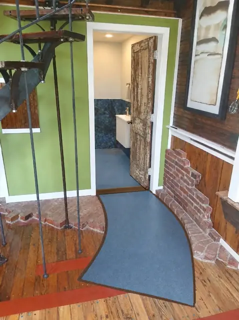 Interior, The bathroom entrance with the smooth blue floor, the wooden threshold, the old paneled door and the brick curve, photo 18 of 32
